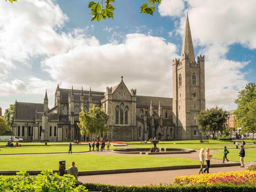 De St. Patrick's Cathedral in Dublin, met zijn gotische architectuur en hoge torenspits, siert het landschap van elke rondreis Ierland. Omringd door weelderige gazons en levendige bloemperken, wandelen en ontspannen bezoekers op hun vakantie Ierland onder een gedeeltelijk bewolkte lucht terwijl bomen dit serene tafereel omlijsten. | Echt Ierland Vakanties