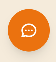 Een oranje cirkel met een witte tekstballon in het midden. De tekstballon bevat drie horizontale stippen, wat duidt op een chat of bericht. De achtergrond is lichtbeige met een zachte schaduw rond de cirkel. | Echt Ierland Vakanties
