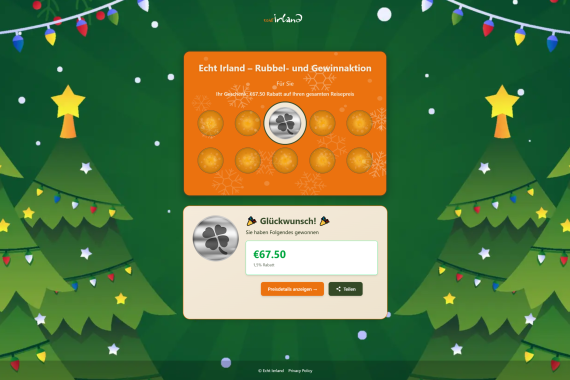 Een feestelijk kraslotspel met kerstthema, versierde bomen en lichtjes. Het kraslot onthult een jubilaeumsgeschenk van €67,50 in een wit vakje met Glückwunsch! erboven en een knop eronder om de prijsdetails te bekijken. | Echt Ierland Vakanties