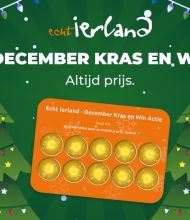 Feestelijke afbeelding met kerstbomen, slingers en lichtjes. De tekst luidt December Kras en Win en Altijd prijs. Hieronder is een oranje kraslot met gouden cirkels. De achtergrond is groen met kleurrijke hangende lichtjes en sterren. | Echt Ierland Vakanties