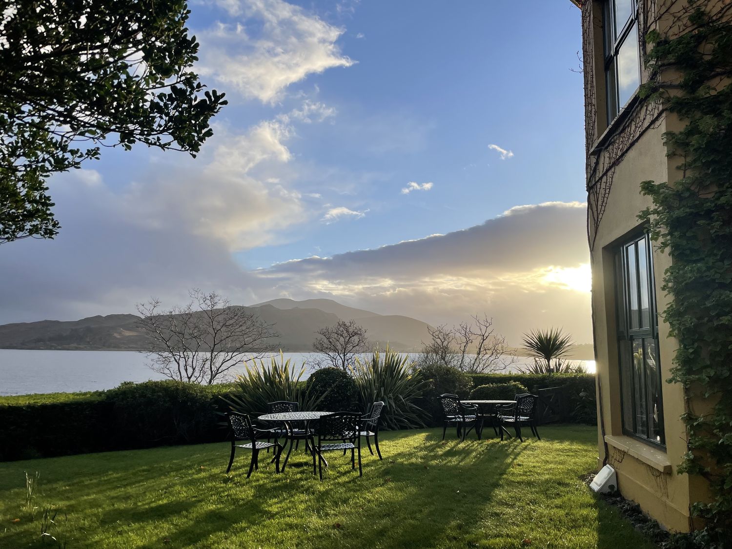 Garten mit Blick über Bucht und Berge, Irland